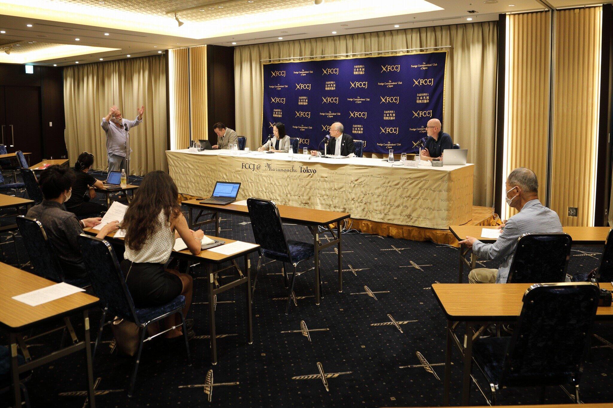 記者会見は「密」を避けて行われ、出席した記者の数も少なかった