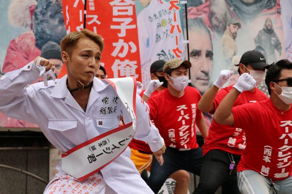 異色の都知事候補「スーパークレイジー君」西本誠氏　渋谷の街頭演説会では特攻服で踊る