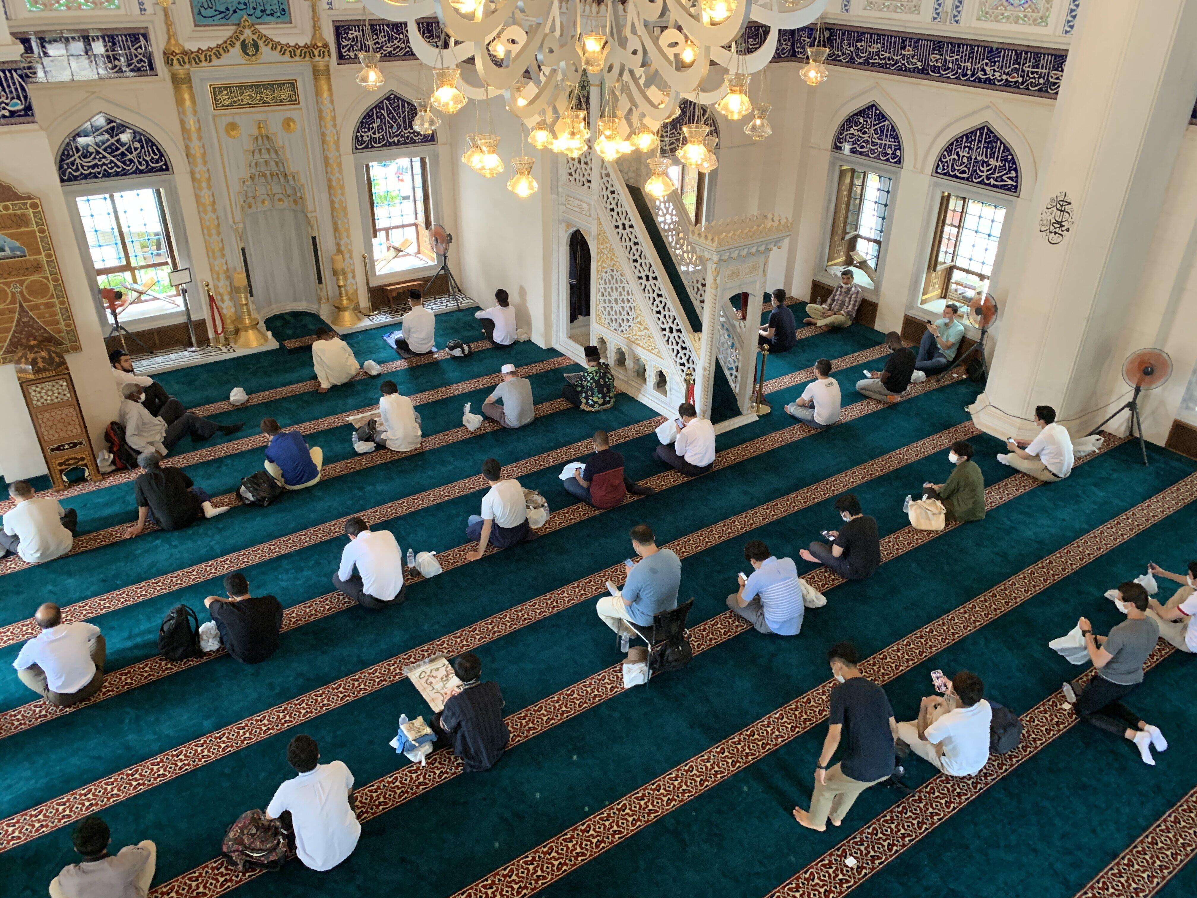 モスクの中では距離を置いて集団礼拝に立つ。