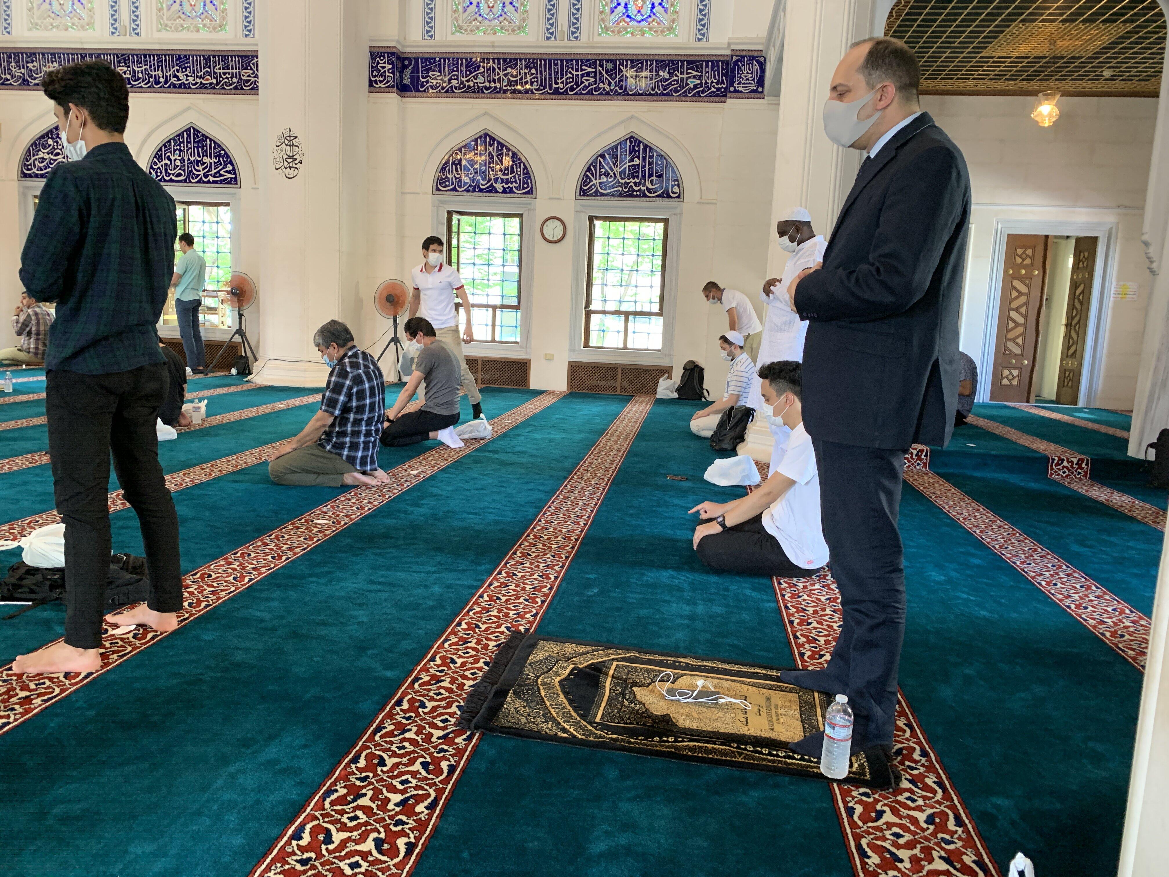 モスクの中では距離を置いて集団礼拝に立つ。
