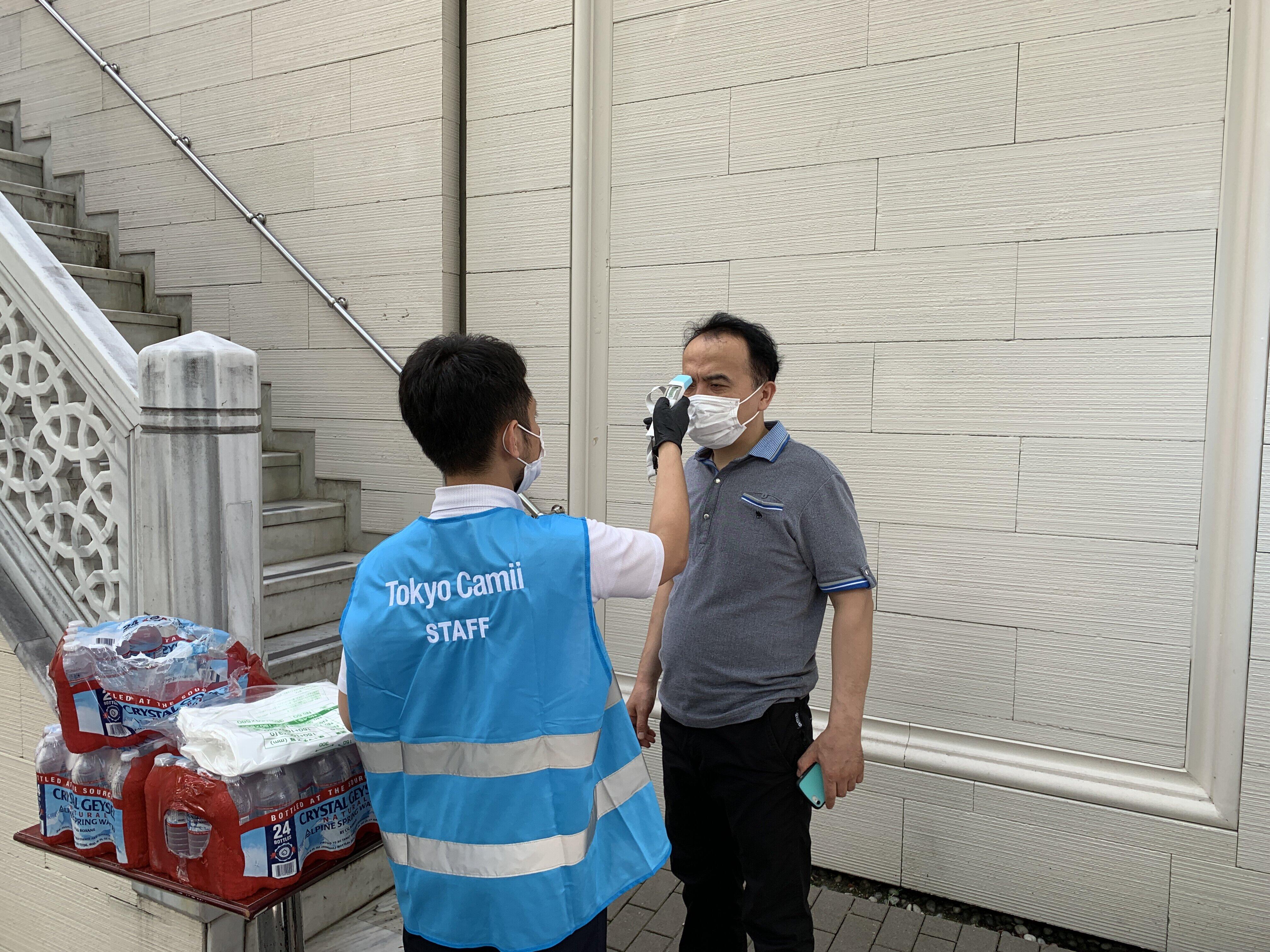 体温を測り、消毒をしてマスクで一人ひとりモスクへ入る。