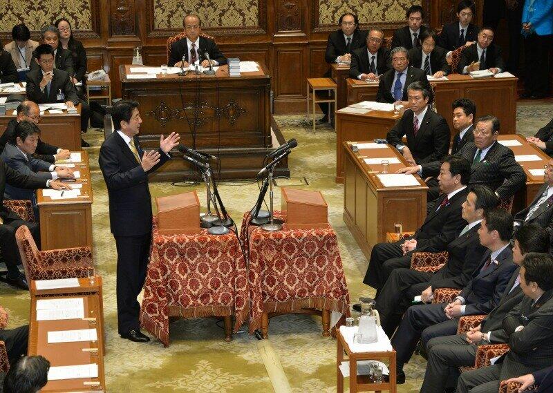 2012年11月14日に党首討論に臨む野田佳彦首相（当時、写真右）と自民党の安倍晋三総裁（同、写真左）。この日の党首討論で、野田氏は衆院解散を表明した（写真：Natsuki Sakai/アフロ）