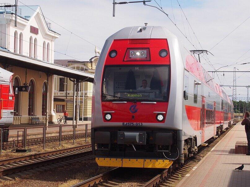 リトアニア、ヴィリニュス～カウナス間を走る2階建て電車