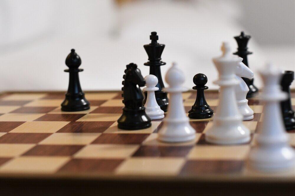 チェスの「白先攻」は人種差別的なのか　オーストラリアのラジオ局取材が話題 