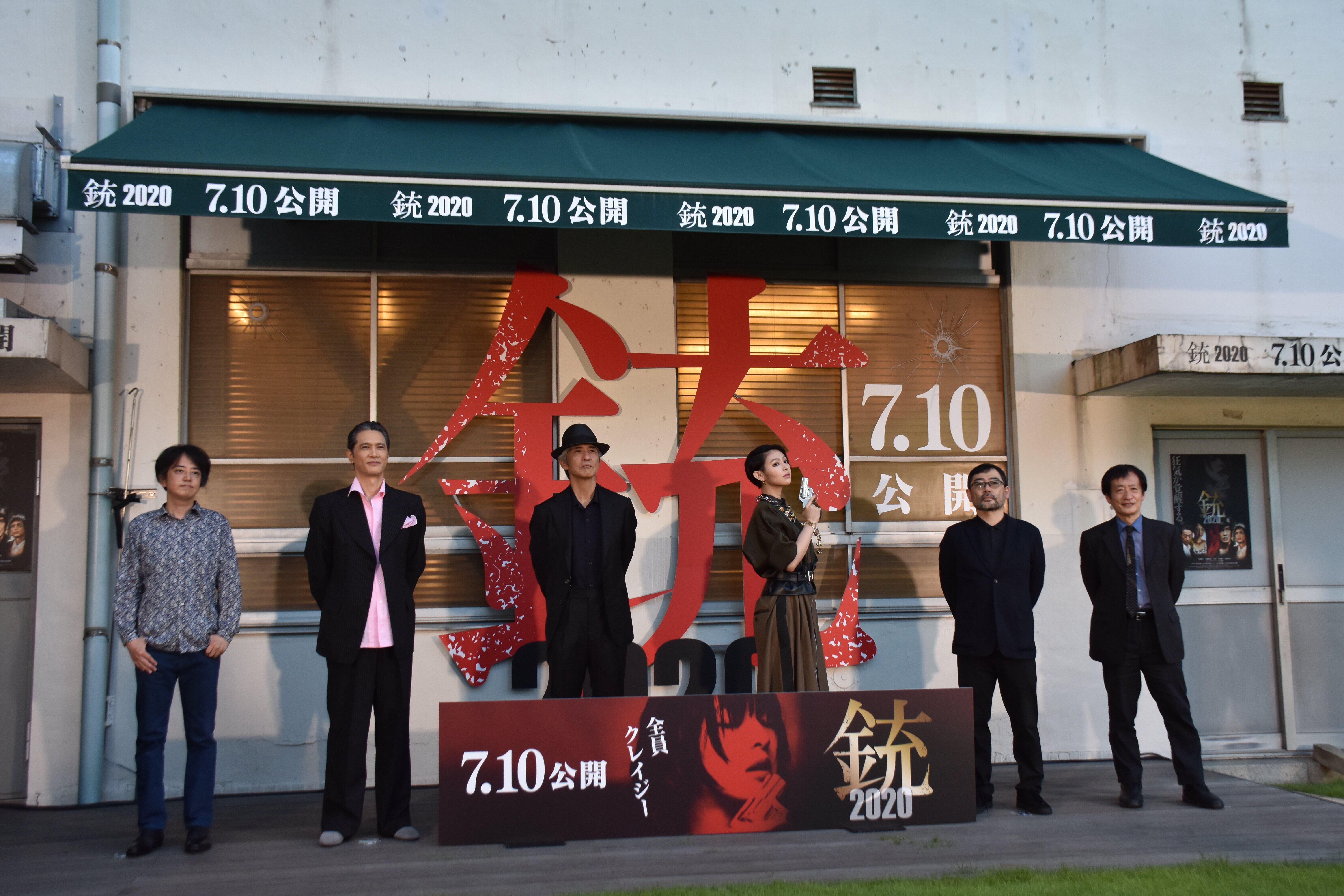 「まともな人がいない」（日南響子）「クレイジー」（佐藤浩市）　出演者が口々にヤバさ語る、映画「銃2020」