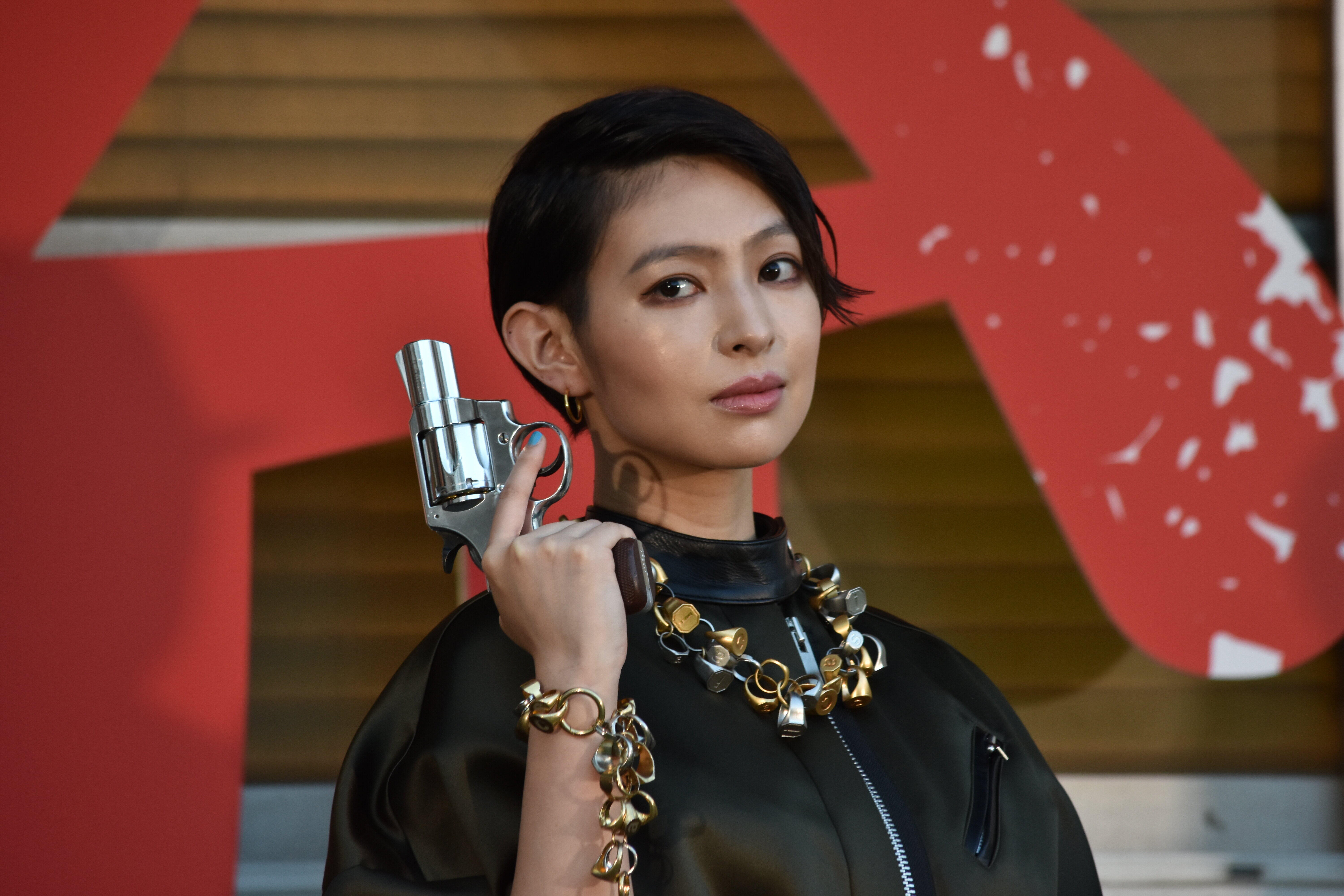 まともな人がいない 日南響子 クレイジー 佐藤浩市 出演者が口々にヤバさ語る 映画 銃 J Cast ニュース まともな人がいない 日南響子 クレイジー 佐藤浩市 出演者が口々にヤバさ語る 映画 銃 J Cast ニュース