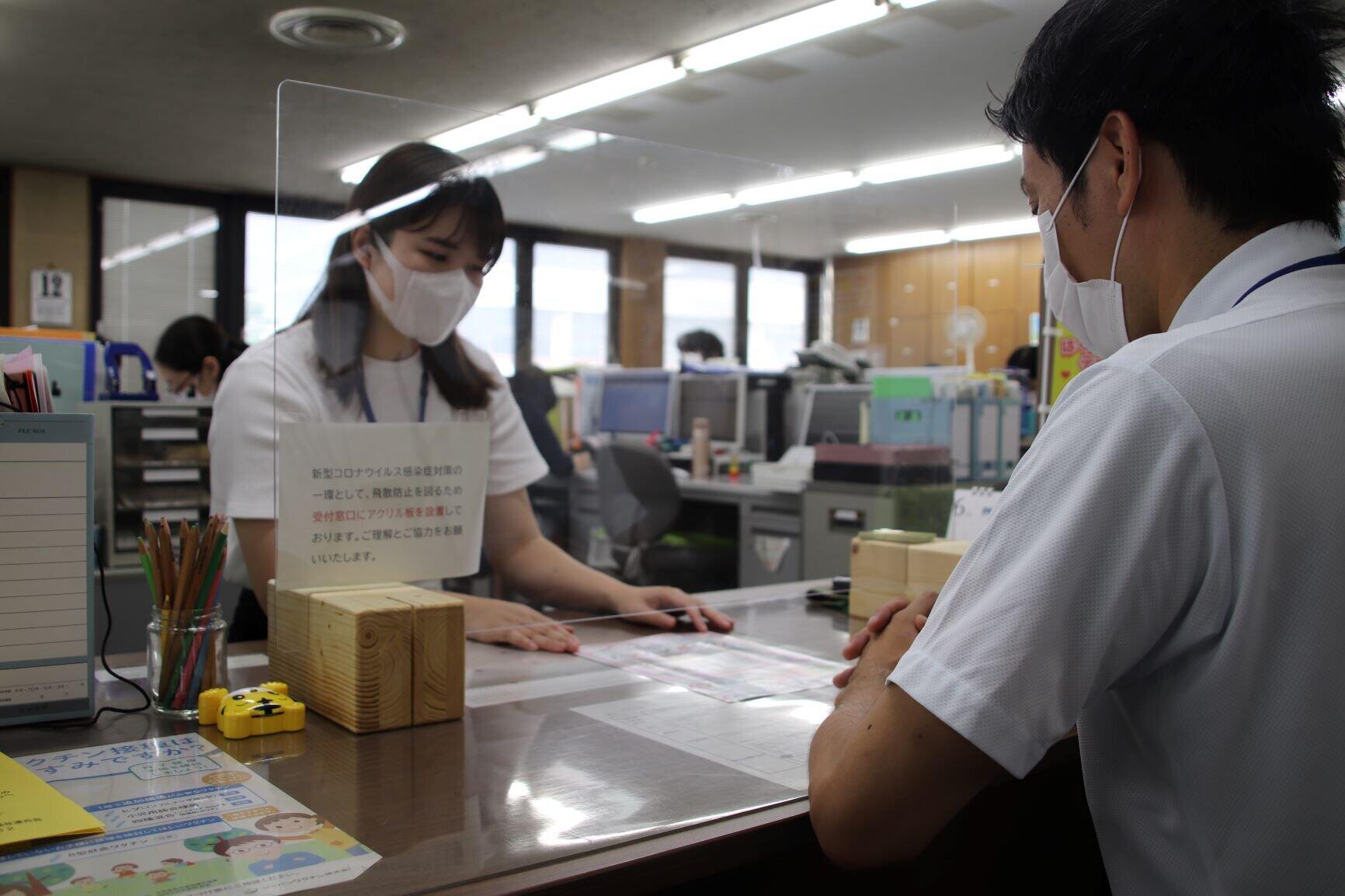 愛知県日進市はふるさと納税の返礼品に飛沫防止パネルを加えた（市提供）