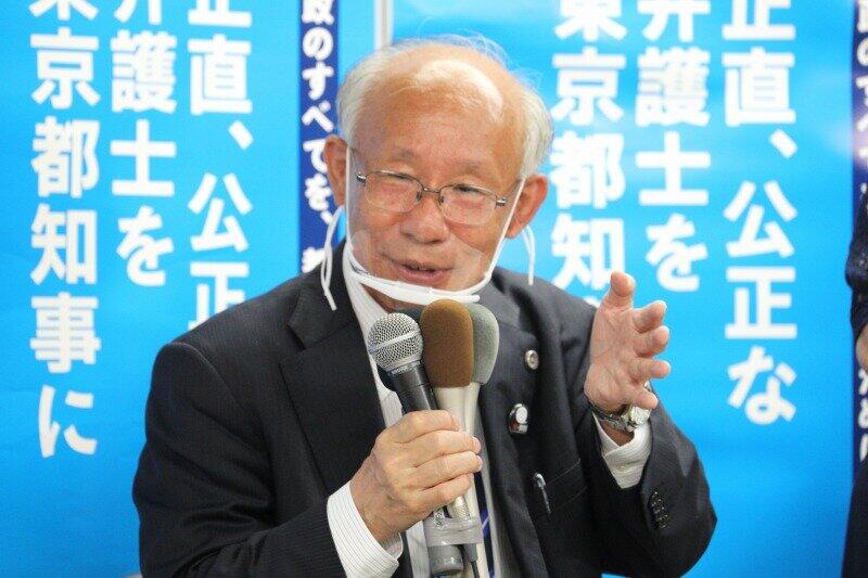 落選が確実となり頭を下げる宇都宮健児氏。悲壮な表情を見せることなく、淡々と敗戦の弁を述べた