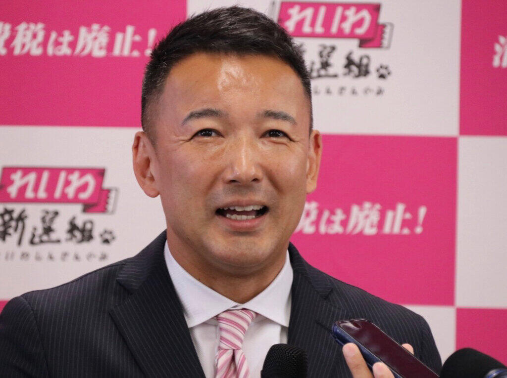 記者陣の取材に笑顔で答える山本太郎氏
