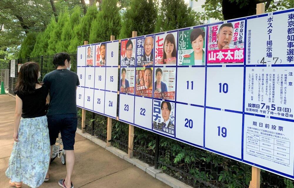 東京都知事選の投票に向かう有権者ら（2020年7月5日午後、世田谷区の投票所近くで）