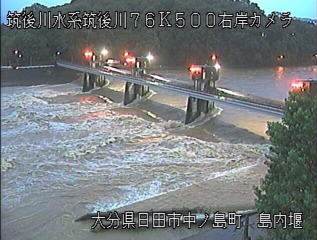 大分県日田市で氾濫した筑後川を映し出す国土交通省九州地方整備局のライブカメラから（7月7日午後7時過ぎ）