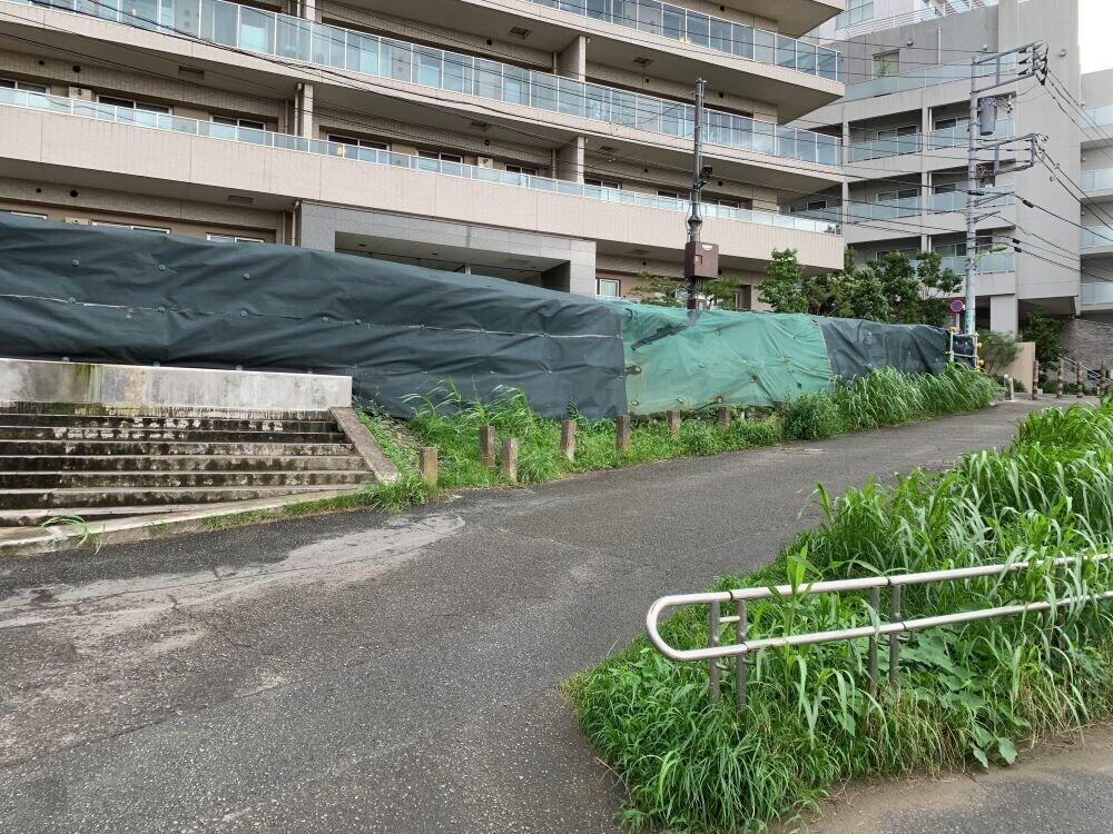 2019年10月の台風で多摩川から越水した場所に新たに設置された土嚢（20年7月8日撮影）