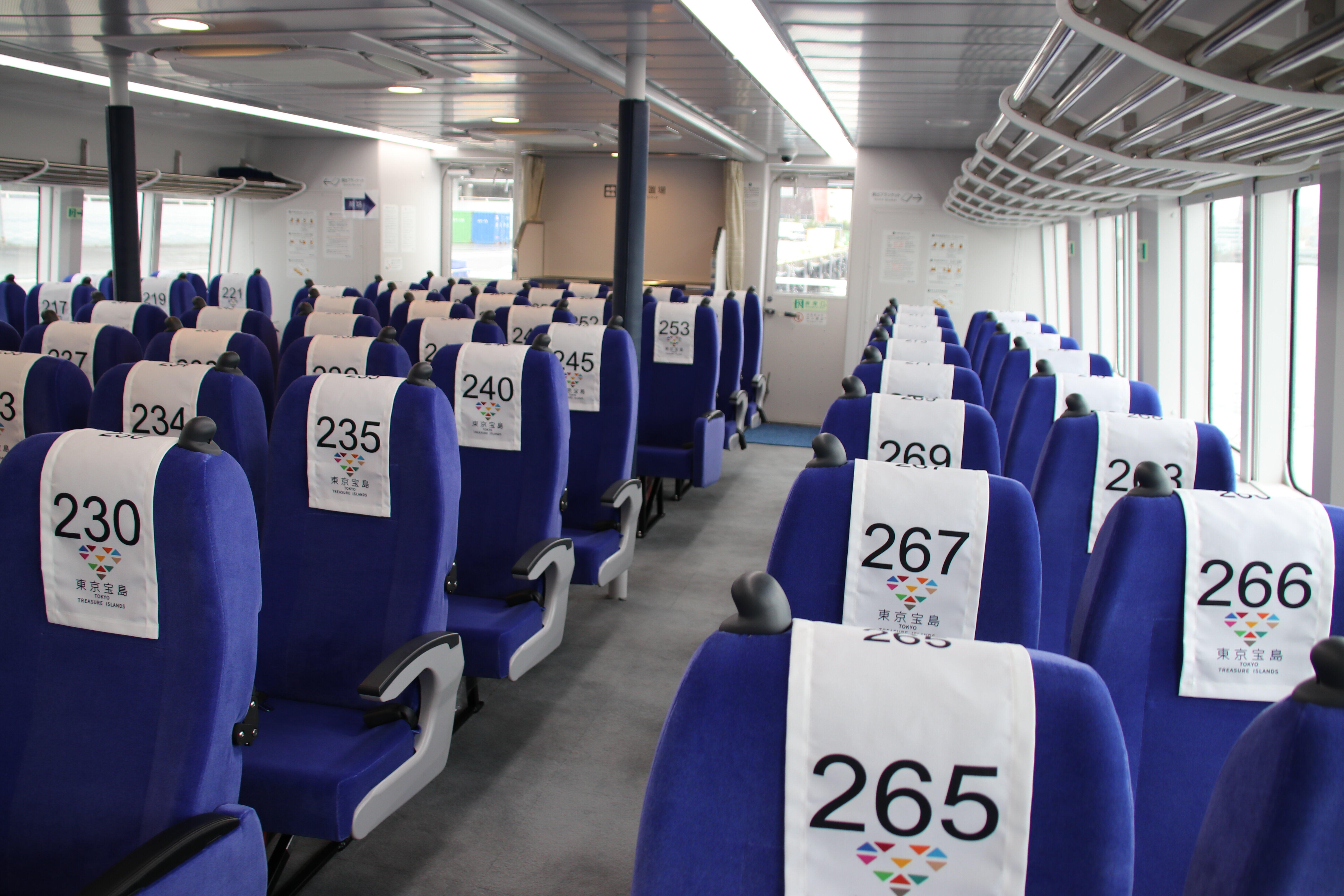 乗船時間が短いので船内は簡素だ