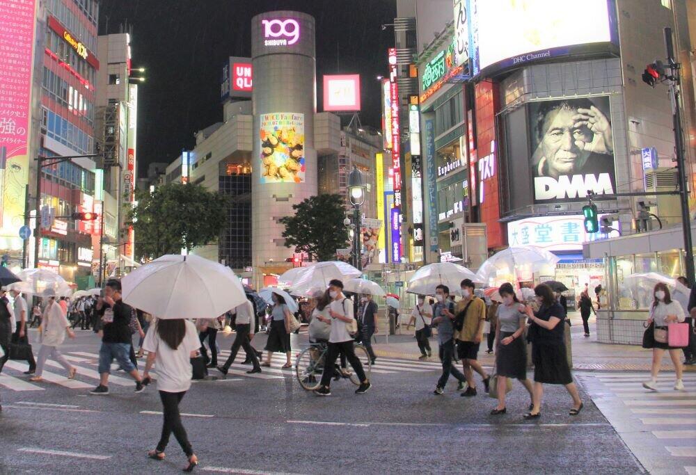 東京・渋谷の繁華街の客足は雨天もあって少なかった。都内では連日100人超の新型コロナ感染者が発表されていた（2020年7月6日）