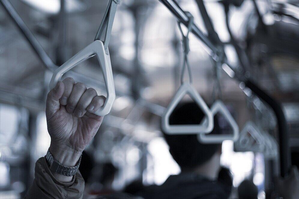 「つり革つかまらず体幹トレーニング」　バス運転手苦言で「セブンティーン」記事削除