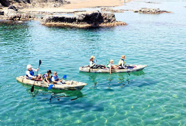 新潟県柏崎市の鯨波海水浴場では、シーカヤック目当ての観光客で例年にぎわう（小竹屋提供）