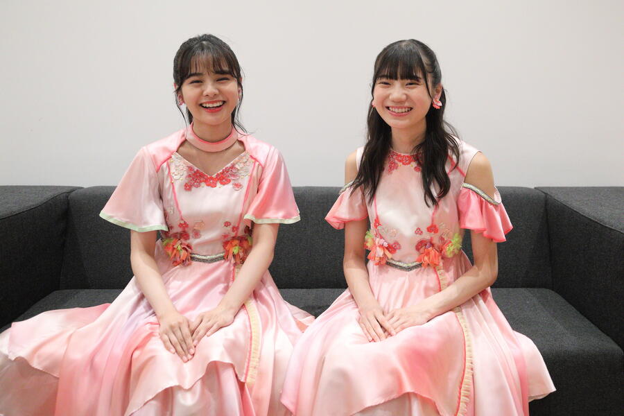 インタビューに応じるNGT48の本間日陽（ひなた）さん（左）と藤崎未夢（みゆ）さん（右）