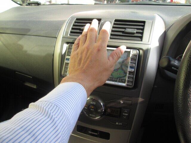 車内温度を効率的に下げるには...　警視庁ツイッター「はじめに外気導入すること！」