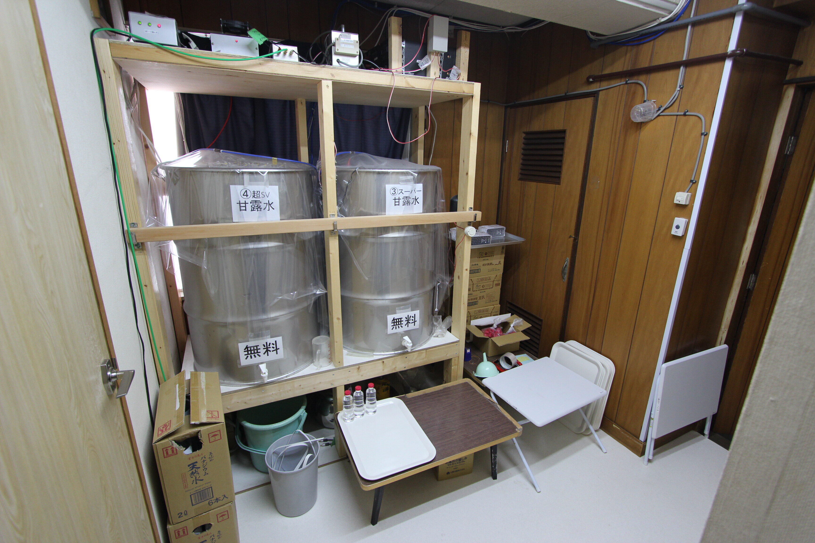 2019年の立入検査で確認された「甘露水」タンク。松本智津夫（麻原彰晃）元死刑囚のマントラ（呪文）のデータを教団が独自に作成した装置を使用して電気信号に変換したものをタンクに貯めた水に流して作られる「聖水」だとされる（写真：公安調査庁）