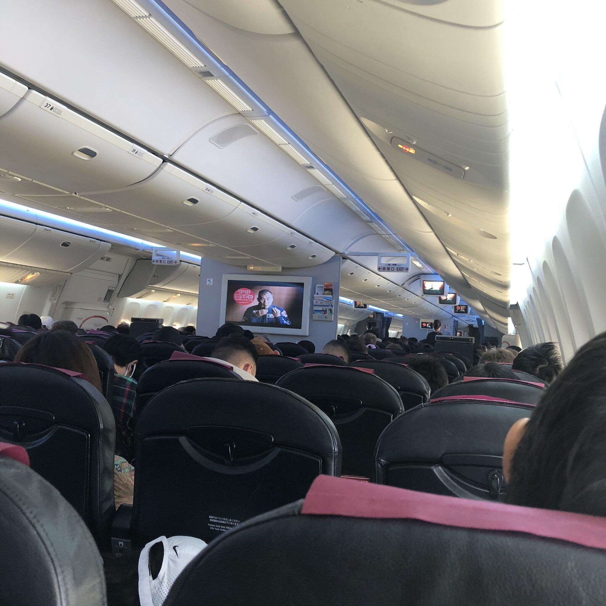 7月上旬に羽田―那覇を往復した旅行者が撮った機内の様子。中央席はほぼ埋まり、周囲は満席に近かったという（旅行者提供）