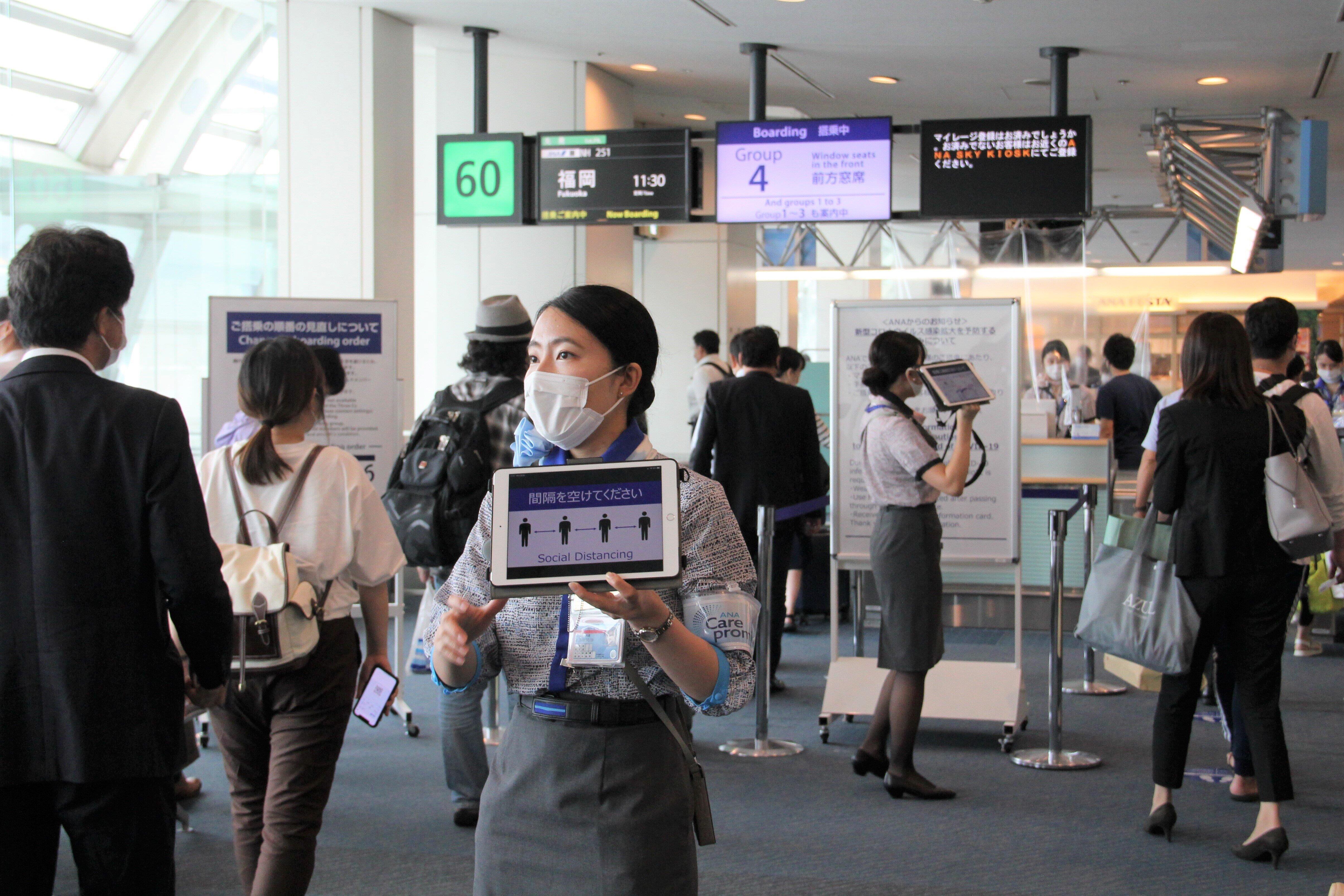 ANAは、これまでとは逆に、後部座席の乗客から搭乗の案内をしている（2020年7月22日午前、東京・羽田空港）