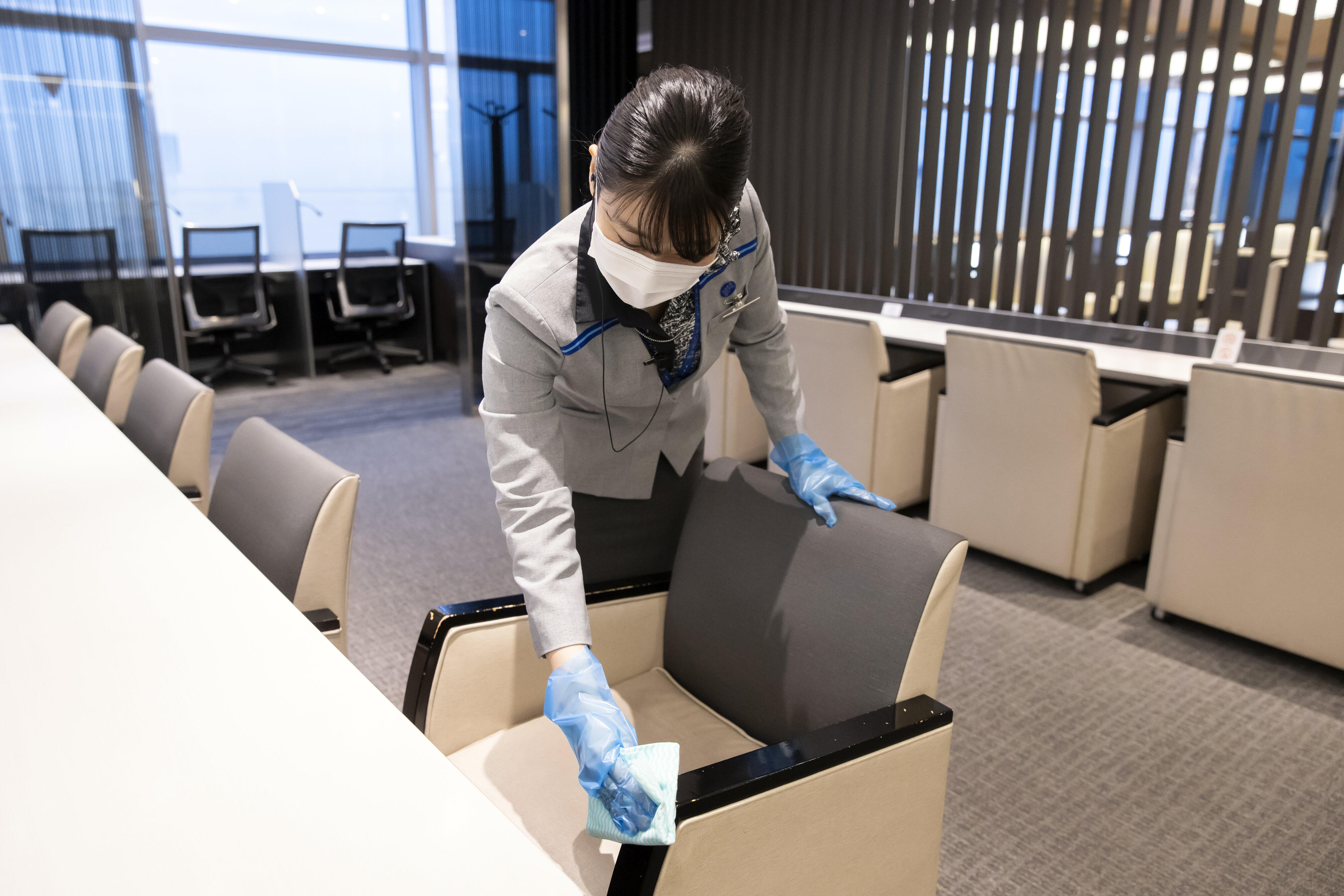 椅子の手すりやトイレのドアなど、人が触る場所はすべて毎日定期的に消毒しているという（ANA提供）