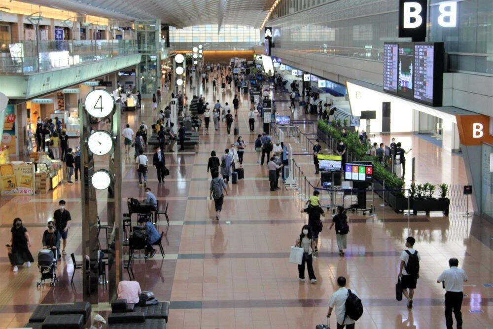 政府の観光支援策「Go To トラベル」の初日を迎えた東京・羽田空港。空港職員は「例年の連休前に比べて圧倒的に客が少ない」と話した（2020年7月22日午前）
