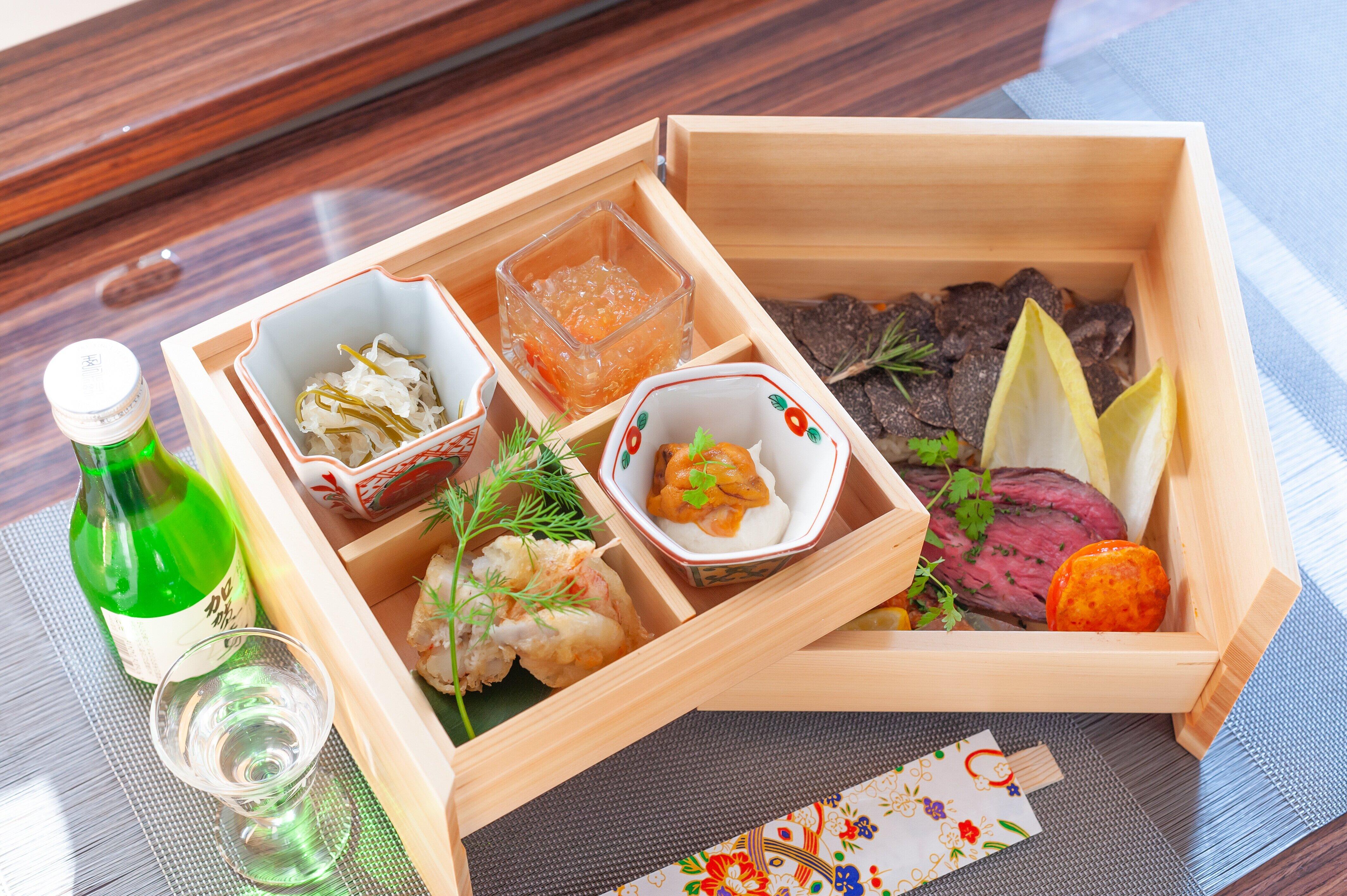 プライベートジェットで提供される機内食は、日本食や日本酒もオーダー可能だ（ANAビジネスジェット提供）