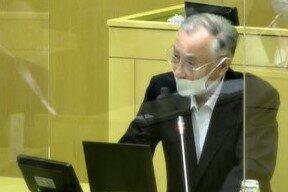 千代田区議会で答弁する石川区長（7月27日、区のインターネット中継サイトから）