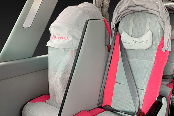 WILLER社のバスで導入した、カノピー（顔を隠せるフード）に装着した飛沫感染対策フェイスカバーと、顔の高さまである隣席との仕切り（WILLER社提供）