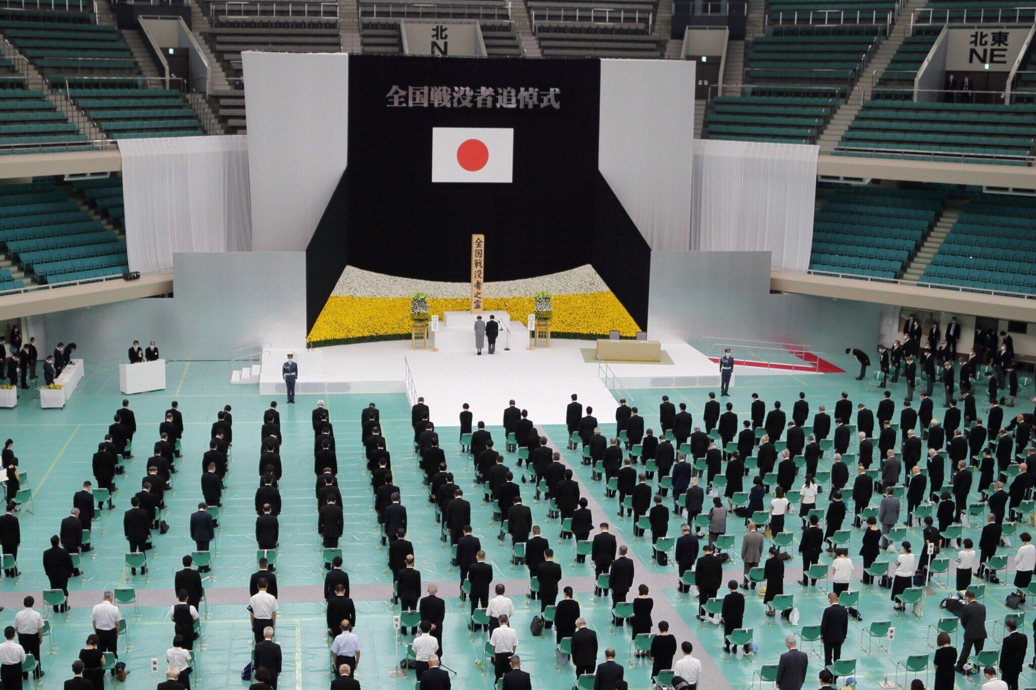 参列者は例年の10%未満だった