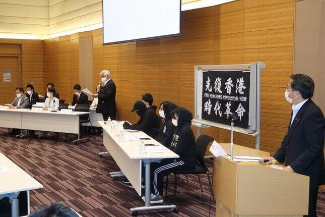 「対中政策に関する国会議員連盟」（JPAC）の設立総会には、呼びかけ人の国会議員（写真左）と、在日香港人でつくるグループ（写真右）が出席した