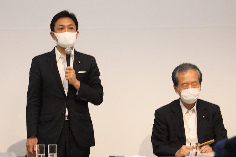 両院議員総会で解党が決まった後にあいさつする玉木雄一郎代表（左）。右側は平野博文幹事長