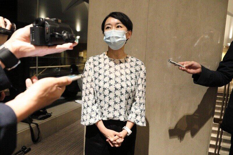 両院議員総会後に取材に応じる山尾志桜里衆院議員。合流新党には参加しないことを表明している