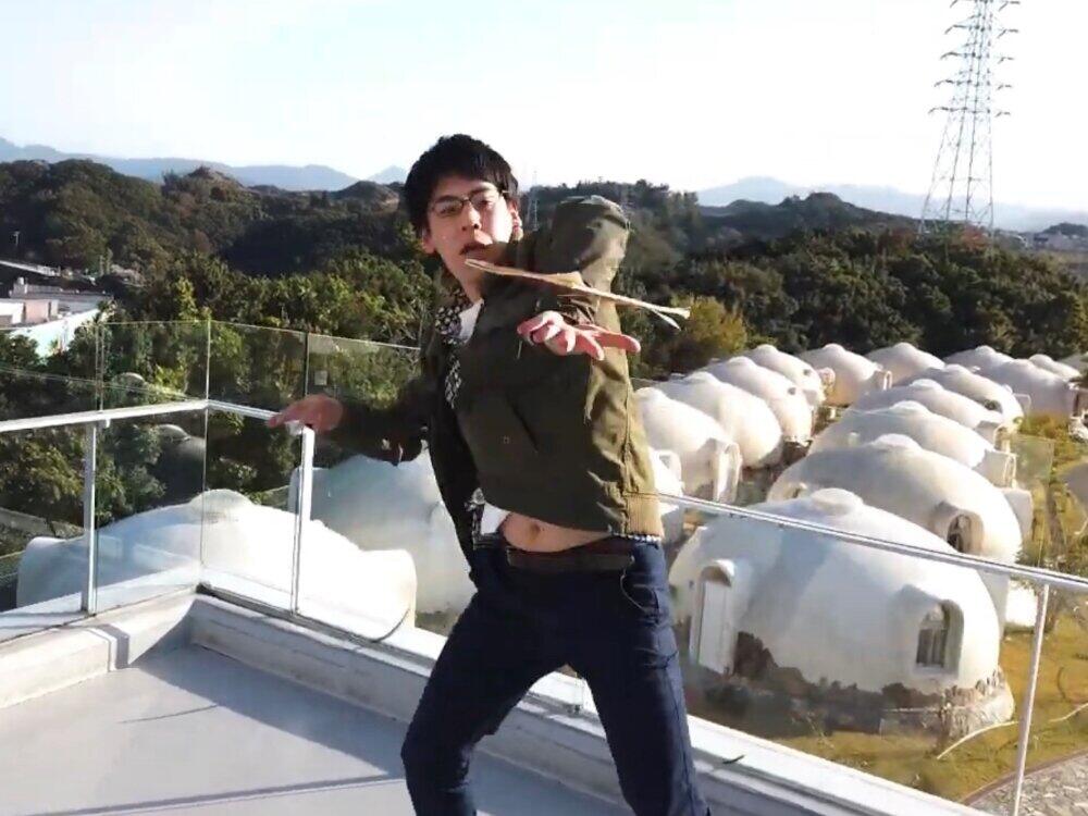 文房具が宙を舞う！　「競技人口1人」のスポーツ「フリースタイルノートブック」が話題に