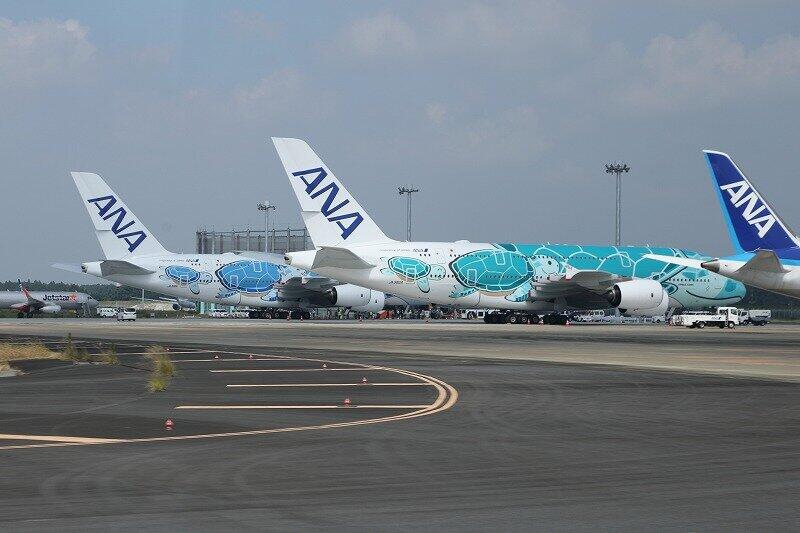 成田空港では1号機（奥）と2号機（手前）がそろって姿を見せた