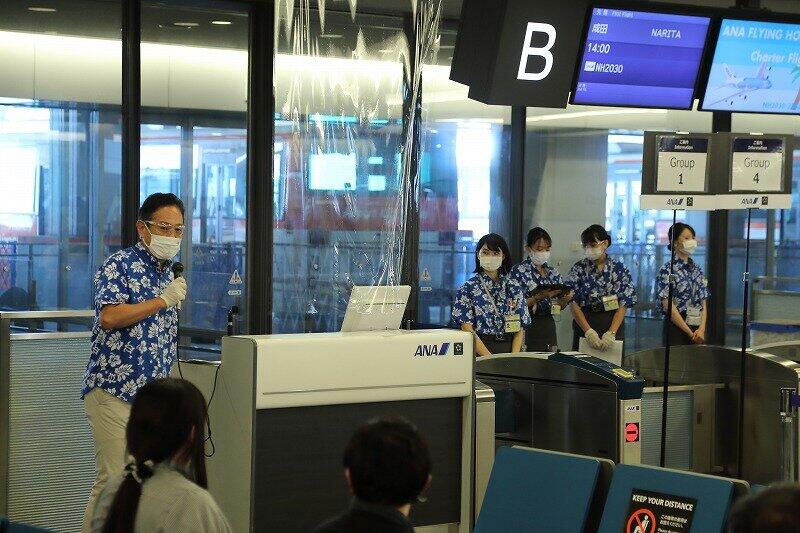 地上係員らはアロハシャツ姿で乗客を見送った