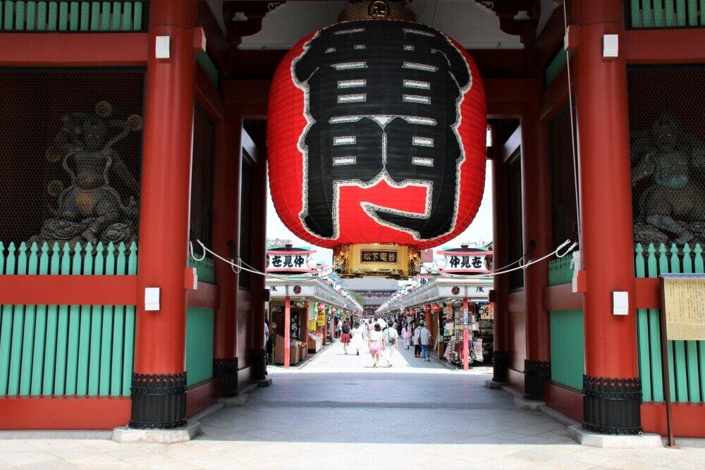 東京・浅草の浅草寺。沿道の仲見世商店街の土産物店の店主は「夏休みの時期になっても観光客が増えない」と嘆いた（2020年8月）