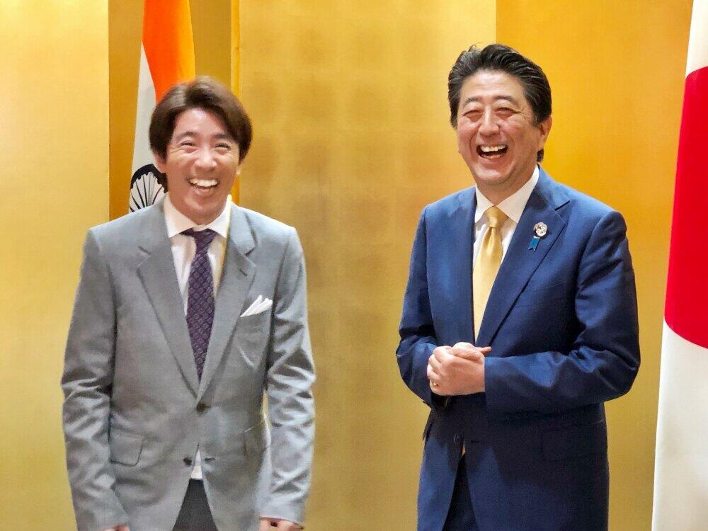 2019年6月、関ジャニ村上信五さんらと（官邸サイトより）