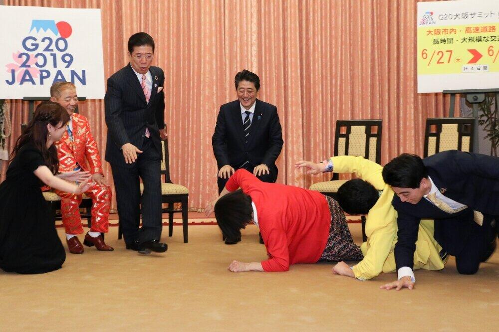 2019年8月、吉本興業所属タレントらと（官邸サイトより）