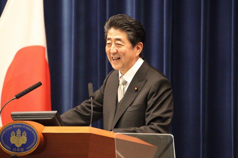 2019年9月、会見中に笑顔が覗く