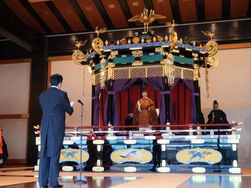 2019年10月、天皇陛下の即位礼生殿の儀に臨む（官邸サイトより）