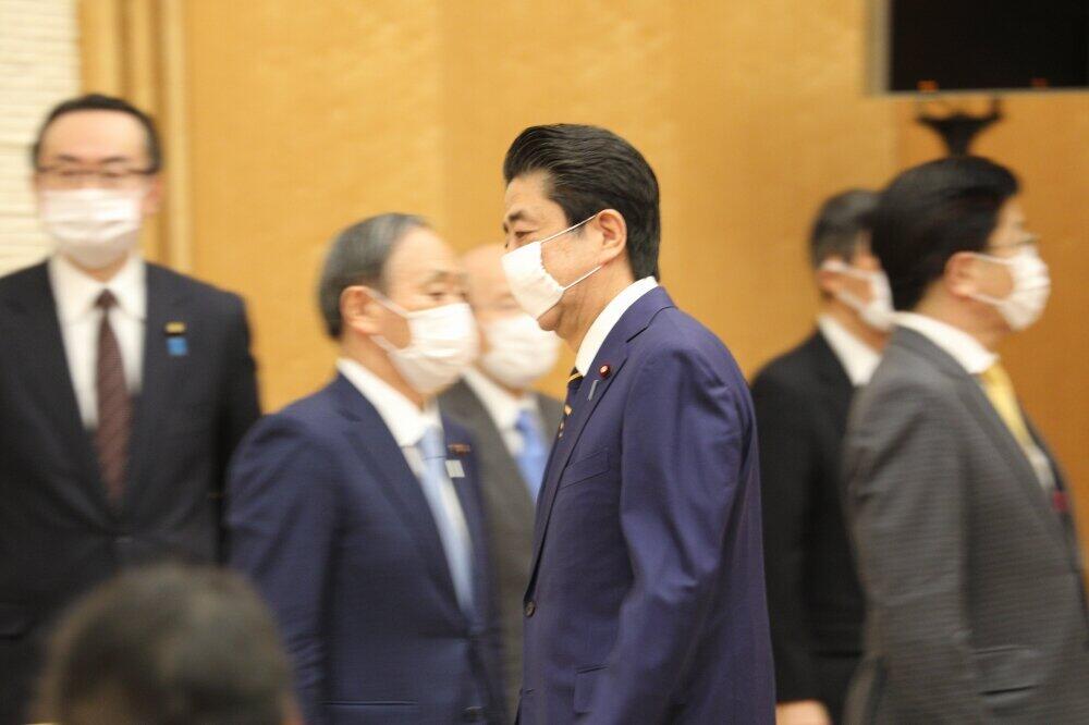 2020年4月、マスク姿で会見に臨む