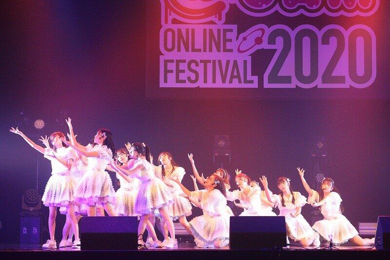 「３−２（さんひくに）」では、ぴったりと息の合ったフォーメーションを披露した
