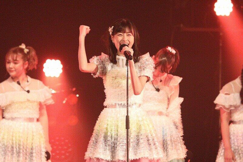 「しぇからしか!」を熱唱する松岡はなさん
