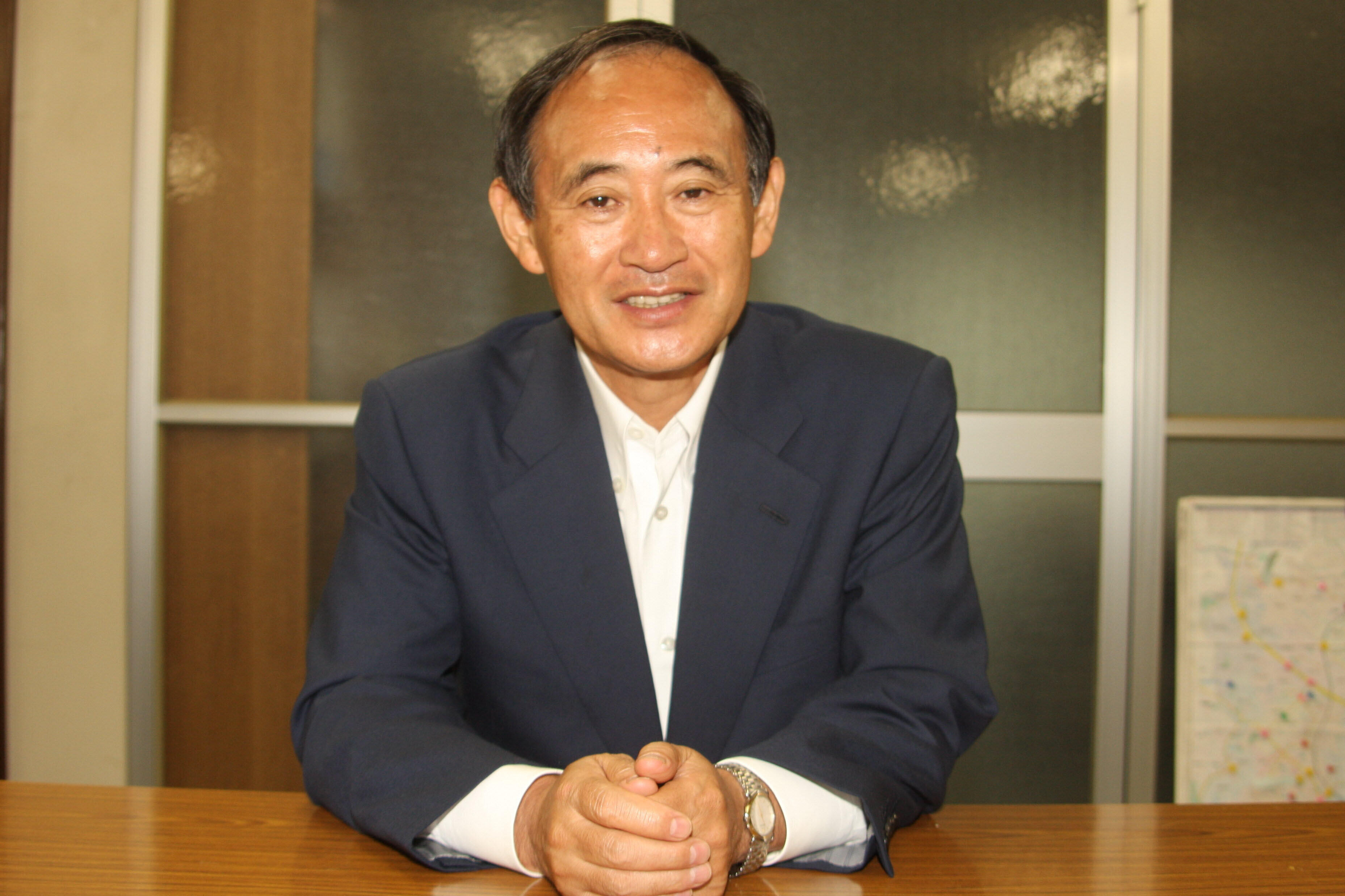 菅義偉官房長官は2010年のJ-CASTニュースのインタビューで、世襲制限の必要性を強調していた（2010年6月撮影）