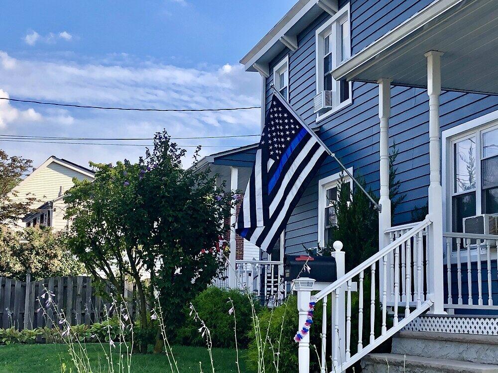 警察への支持や殉職した警官への追悼を表す「Thin Blue Line Flag」。トランプ支持者の多い地域ではよく、家の前にこの旗が掲げられている（2020年8月、ニューヨーク市スタテンアイランドで著者撮影）
