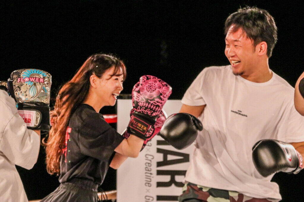 朝倉選手にパンチを入れる重盛さん
