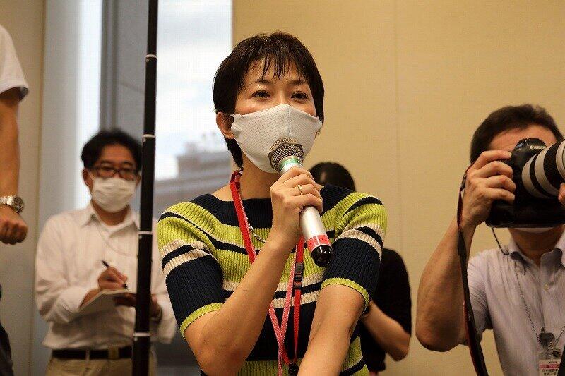 久々に菅義偉官房長官に質問する東京新聞の望月衣塑子（いそこ）記者