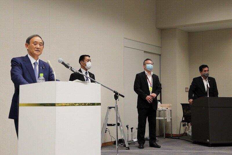 司会者（写真右）から「すみません、時間の関係で簡潔にお願いします」の声が飛ぶ場面もあった